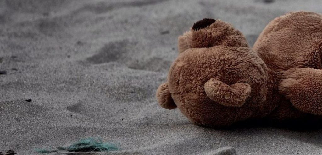 Retrouver un doudou perdu sur la plage