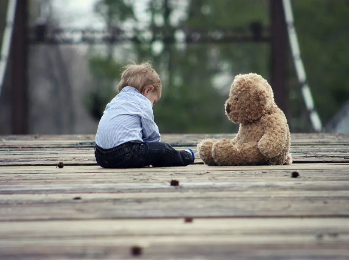 Un enfant jouant avec son doudou