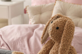 Chambre d’enfant cosy et fun : le rôle magique des peluches