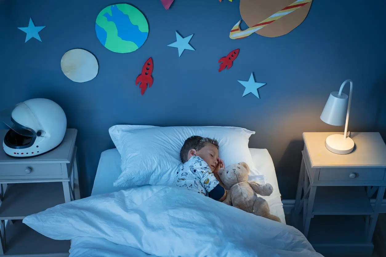 Décoration de chambre de petit garçon avec stickers 