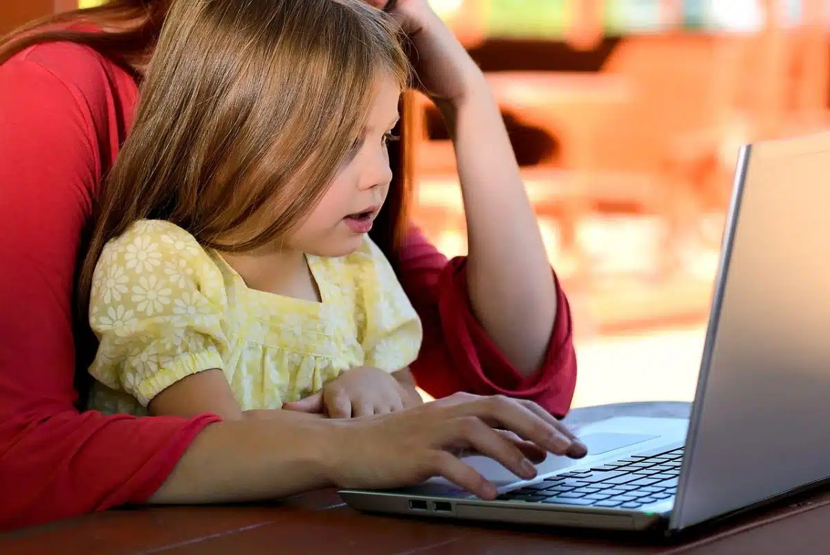 une enfant sur un ordinateur