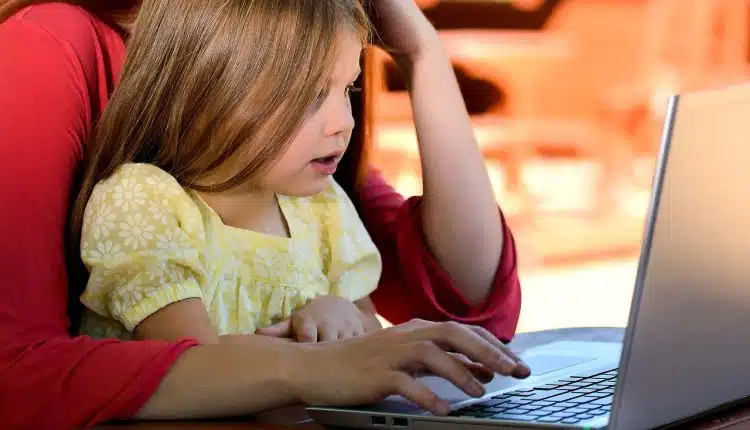 une enfant sur un ordinateur