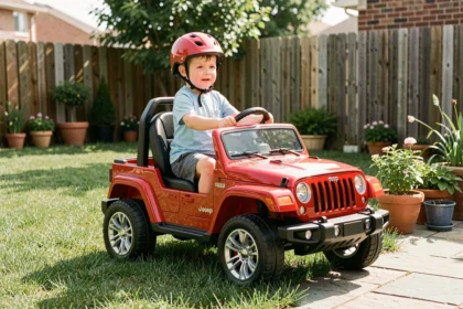 Enfant de 5 ans conduisant une Jeep électrique 12V rouge dans un jardin résidentiel ensoleillé