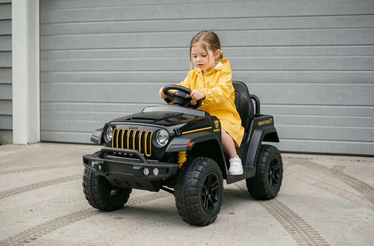 Fillette de 7 ans à bord d'une grande Jeep électrique 24V noire et jaune sur une allée de garage moderne