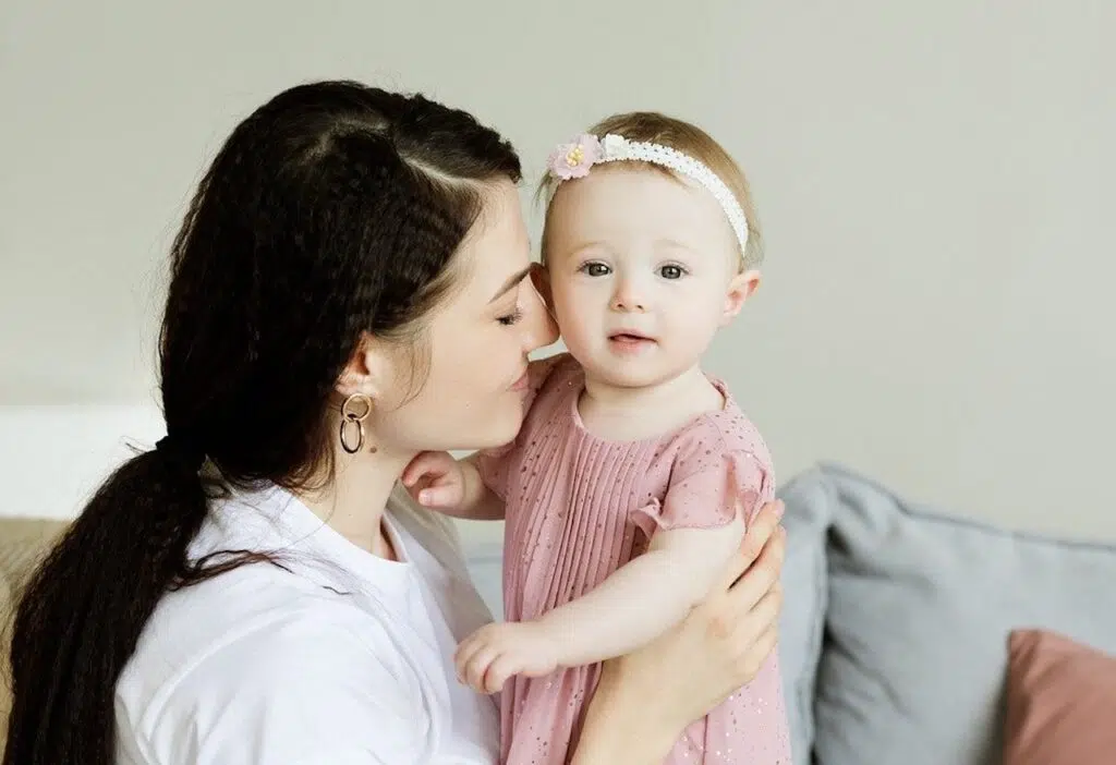 Maman avec son bébé dans les bras