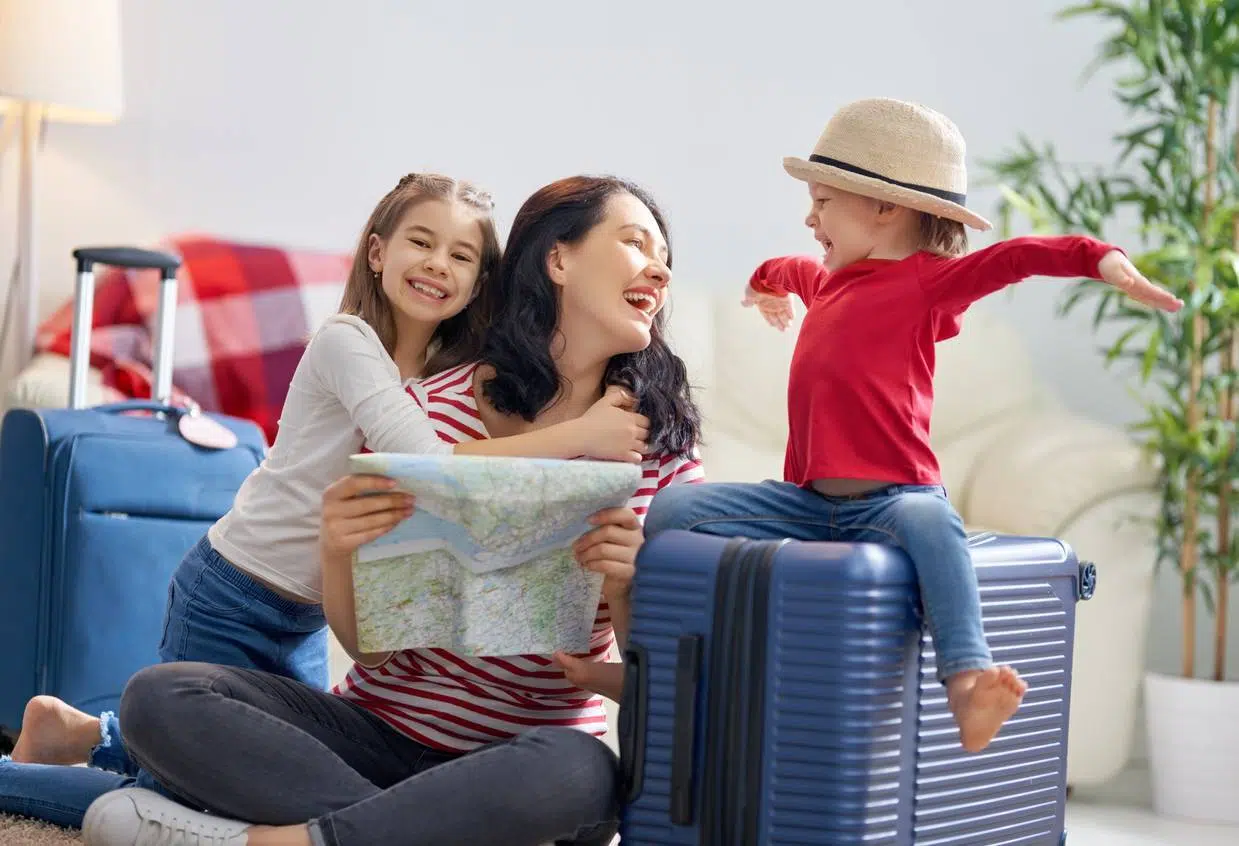 départ en colonie de vacances sac bagages enfants