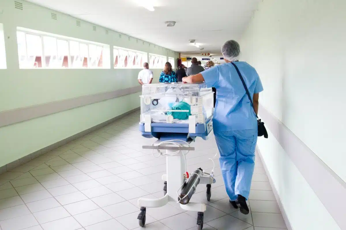 médecin se dirigeant vers le bloc opératoire